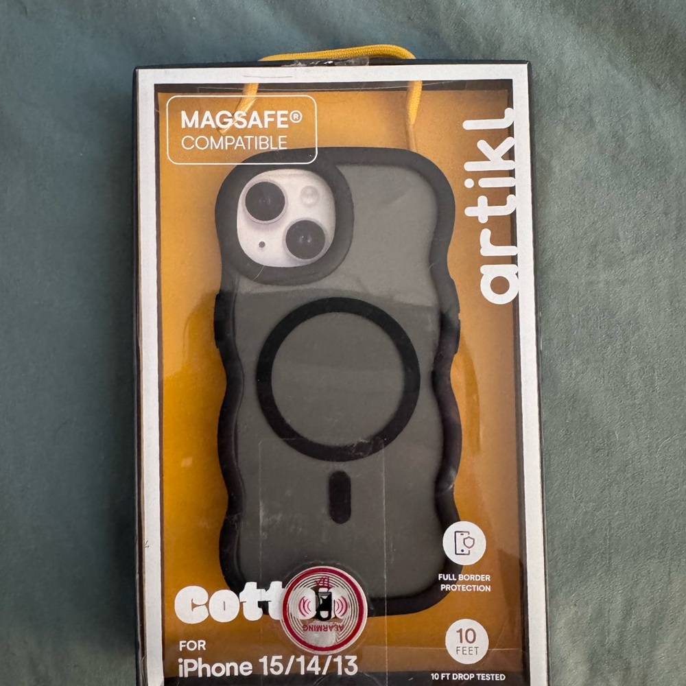 Black iPhone 15/14/13 Case with Magsafe Compatibility